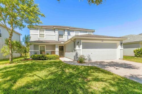 Cheerful 5 Bedroom With Private Office Space!