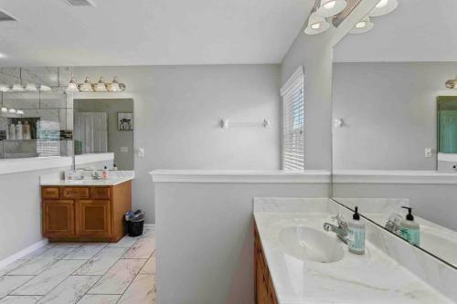 Cheerful 5 Bedroom With Private Office Space!