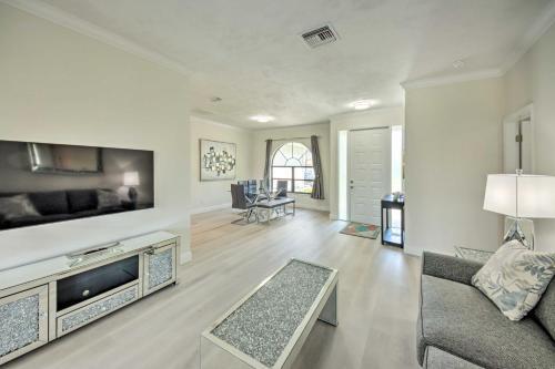 Modern Cape Coral Home Private Lanai And Pool!