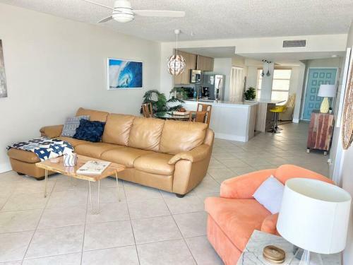 Apartamento Beautiful, Beachfront, Balconied 2/2 Condo