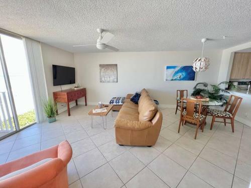 Apartamento Beautiful, Beachfront, Balconied 2/2 Condo