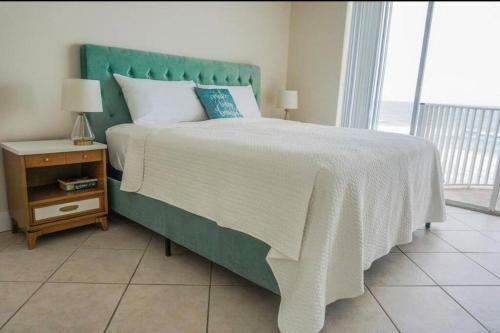 Apartamento Beautiful, Beachfront, Balconied 2/2 Condo