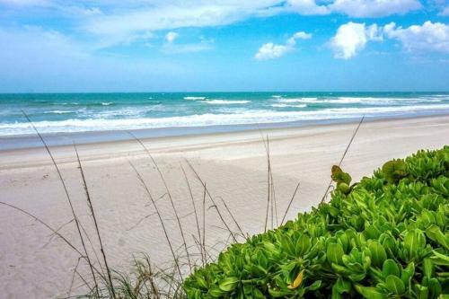 Apartamento Beautiful, Beachfront, Balconied 2/2 Condo