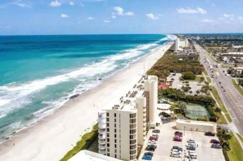 Apartamento Beautiful, Beachfront, Balconied 2/2 Condo