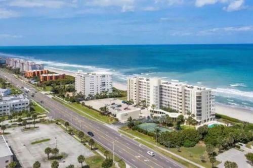 Apartamento Beautiful, Beachfront, Balconied 2/2 Condo