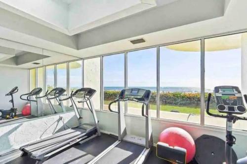 Apartamento Beautiful, Beachfront, Balconied 2/2 Condo