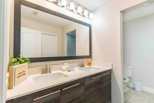 Spacious 6bdrm Villa Near All The Attractions!!