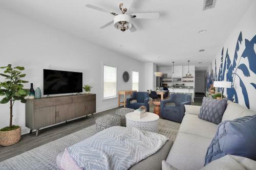 Stunning Coastal Retreat - A Few Short Blocks From The Ocean