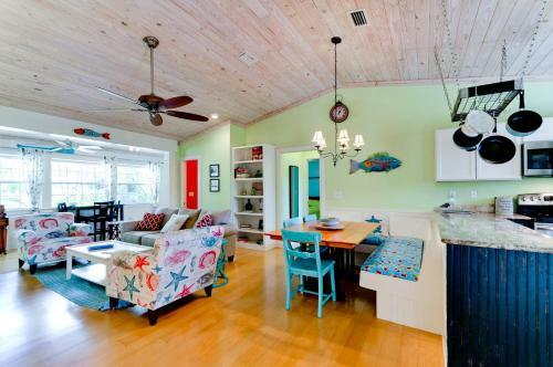 Captain's Quarters Spinnakers - 202 - 56th 1