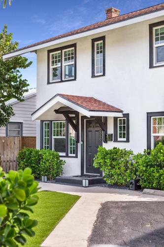 Villa Historic Waterfront 3/2 With Yard & Modern Kitchen