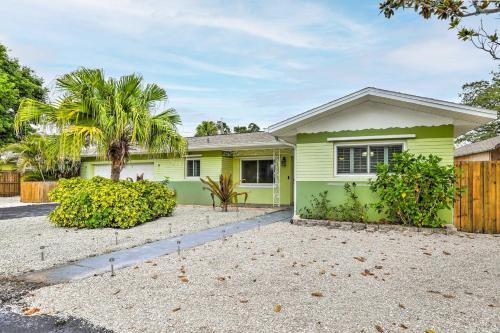 Bright Largo Getaway With Private Pool And Grill!