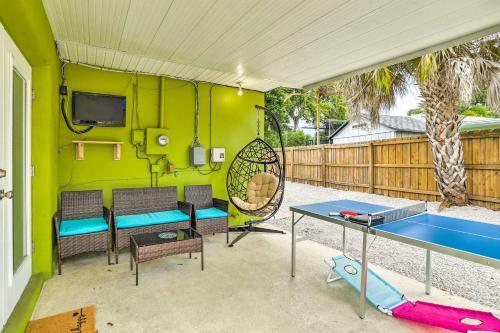 Bright Largo Getaway With Private Pool And Grill!