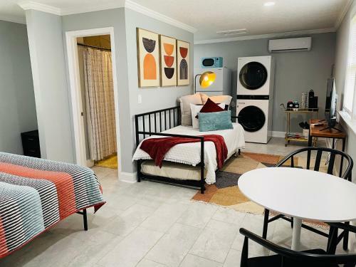 Adorable 1 Bedroom Guesthouse