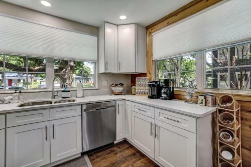Cozy Riverside Villa - Walkable To Bars & Restaurants