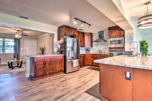 Evolve Riverfront Home With Dock And Deck - Pets Ok!
