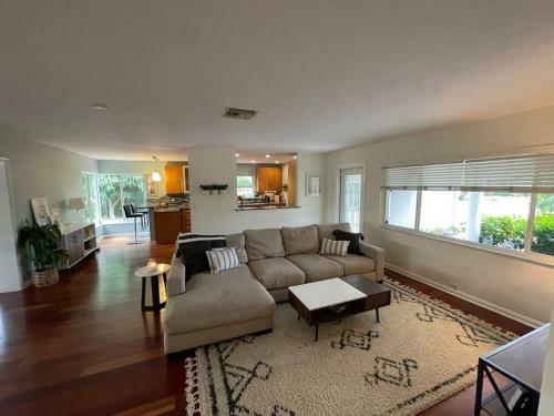 Waterfront Tropical Oasis In Wilton Manors