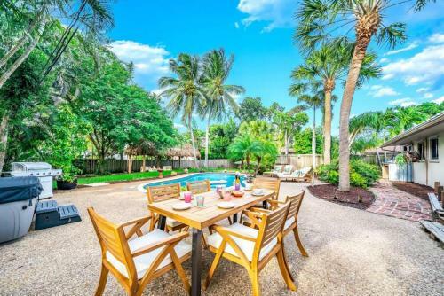 Tropical Pool Tiki Heaven