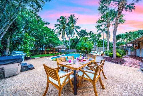 Tropical Pool Tiki Heaven