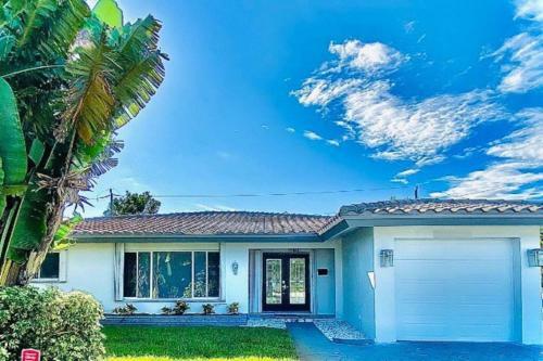 Spacious 4br/3ba. Approx. 5 Mins From Beach, Downtown, Airport, Etc!
