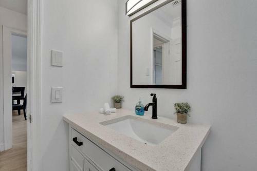 Stylish 4 Bedroom Property With Pool In Hollywood