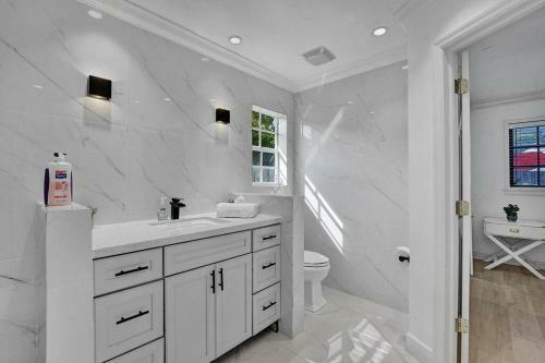 Stylish 4 Bedroom Property With Pool In Hollywood