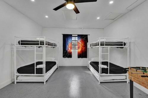 Stylish 4 Bedroom Property With Pool In Hollywood