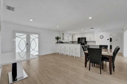 Stylish 4 Bedroom Property With Pool In Hollywood