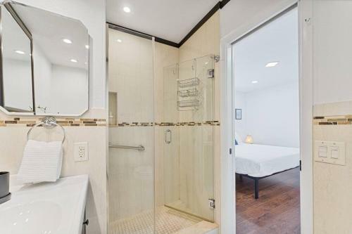 Designer Home With Private Pool In Hollywood
