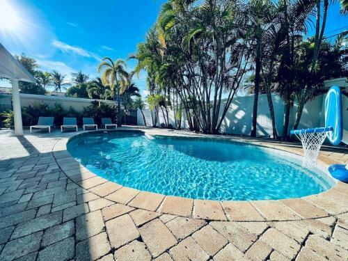 Free Breakfast- Heated Pool- Home-5 Min To Beach
