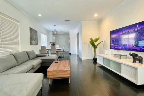 Hollywood House With Jacuzzi