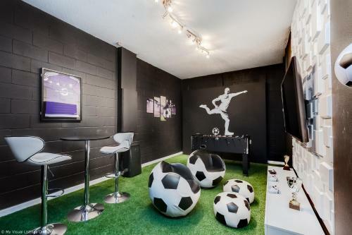 Stunning Villa W Private Poolspa & Game Room