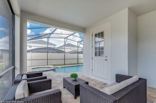 Stunning Villa W Private Poolspa & Game Room