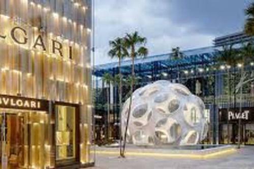 Design District Walking Distance From Luxurious Stores