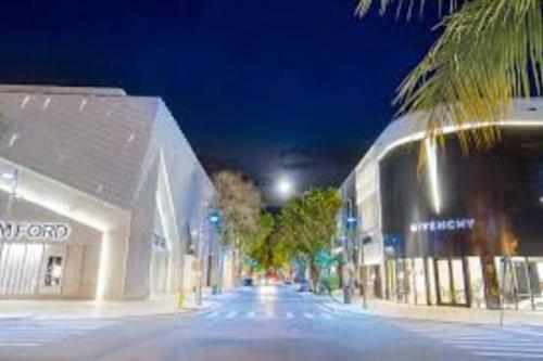 Design District Walking Distance From Luxurious Stores