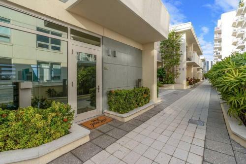 Tides Townhome Midtown Location Pool And Parking