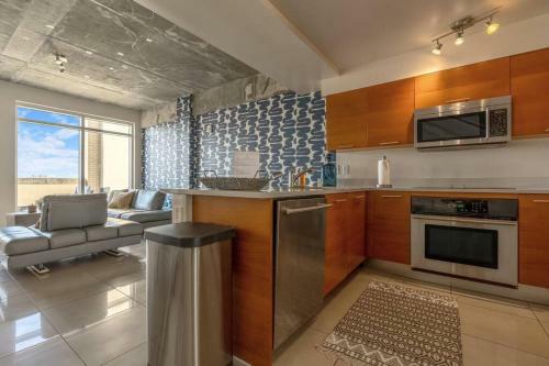 Tides Townhome Midtown Location Pool And Parking