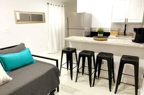 Cozy Renewed Home -central Location Sleeps 4