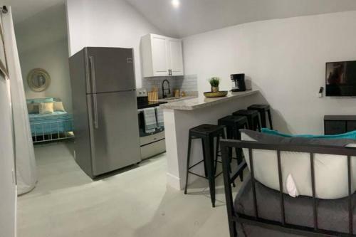 Cozy Renewed Home -central Location Sleeps 4