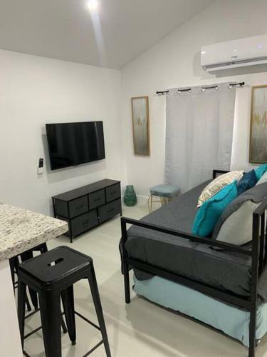 Cozy Renewed Home -central Location Sleeps 4