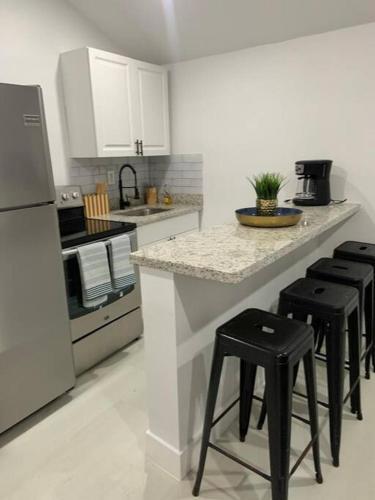 Cozy Renewed Home -central Location Sleeps 4