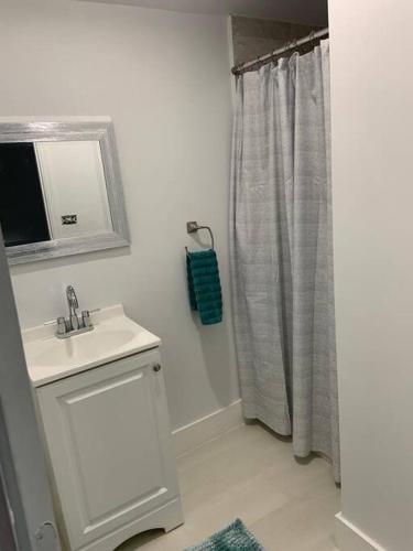 Cozy Renewed Home -central Location Sleeps 4