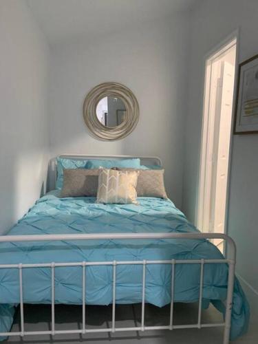 Cozy Renewed Home -central Location Sleeps 4