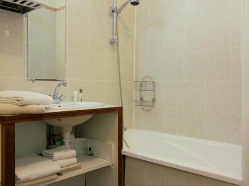 G�te Bourg, 3 Pi�ces, 4 Personnes - Fr-1-440-416