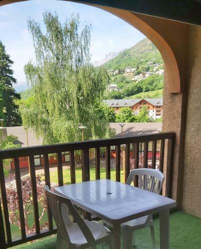 Apartment With Balcony Near Brian�on