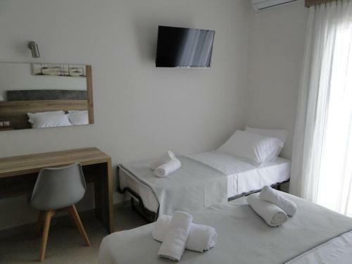 Chrysanthe's Apartments No4