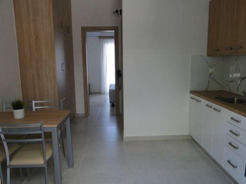 Chrysanthe's Apartments No4