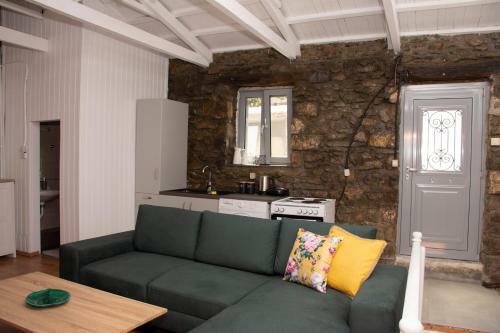 Caviro - Traditional Stone House In Chora