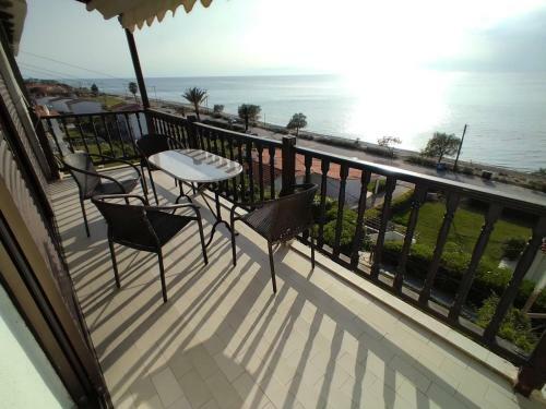 Sea Front + Olympus Sunset Cosy Apartment