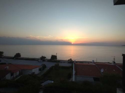 Sea Front + Olympus Sunset Cosy Apartment