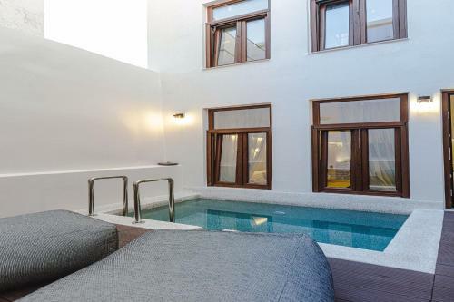 Cocktail Pool Luxury Suite